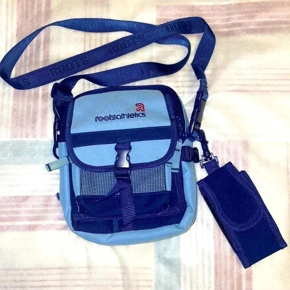 🌺Roots 🌺 Athletic blue Color Crossbody bag with many many pockets inside 🌺